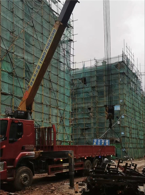 樊城区“慢工细活”—— 吊车的 “微动控制” 技术